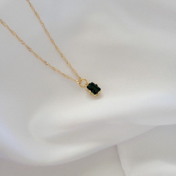 7/$35 Green Crystal Charm Gold Singapore Chain Necklace - Picture 3 of 6